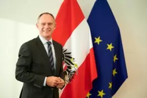 Innenminister Gerhard Karner dankt allen, die mit ihrer Arbeit für Kriminalitätsoper eine besonders große Hilfe und Unterstützung sind. Foto: BMI / Karl Schober