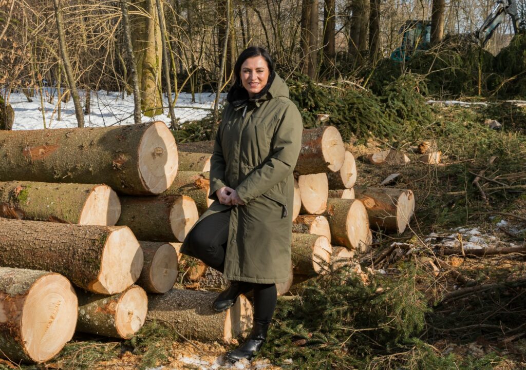 Elisabeth Köstinger bei der Besichtigung von Forstarbeiten des Waldfonds Kärnten. - Foto: BMLRT