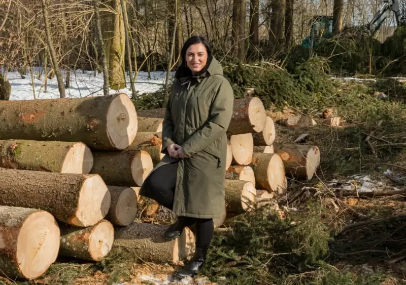 Elisabeth Köstinger bei der Besichtigung von Forstarbeiten des Waldfonds Kärnten. - Foto: BMLRT