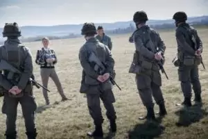 Verteidigungsministerin Klaudia Tanner im Gespräch mit Rekruten in Langenlebarn, Anfang April 2020. Foto: BMLV