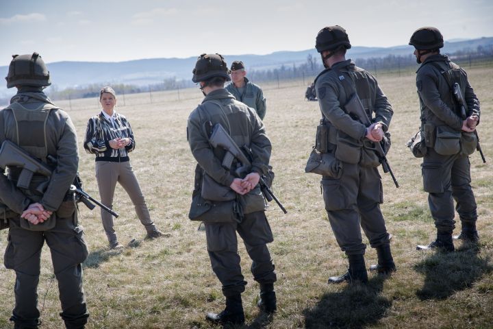 Verteidigungsministerin Klaudia Tanner im Gespräch mit Rekruten in Langenlebarn, Anfang April 2020. Foto: BMLV Verteidigungsministerin Klaudia Tanner im Gespräch mit Rekruten in Langenlebarn, Anfang April 2020. Foto: BMLV