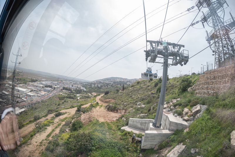 Schallenberg und Schramböck stärken Wirtschaftsbeziehungen mit Israel 3 Die Seilbahn in Haifa ist ein eindrucksvolles Beispiel für die weltweite Nachfrage nach technischem Know-how österreichischer Spitzenunternehmen. Foto: Holey