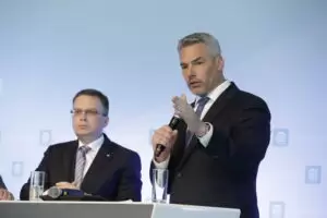 Bundeskanzler Karl Nehammer und Klubchef August Wöginger bei ÖVP-Klubklausur: Kurs auf Bewältigung der Krisen. Foto: Barbara Nidetzky