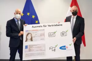 Bereits vergangene Woche präsentierten der Innenminister und der Arbeitsminister den "Ausweis für Vertriebene" für Flüchtlinge aus der Ukraine. 7.000 Stück davon wurden bereits produziert. Foto: BMI/Karl Schober
