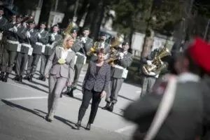 Verteidigungsministerin Klaudia Tanner empfing am Montag ihre Schweizer Amtskollegin Viola Amherd zu einem Arbeitsgespräch in Salzburg. Foto: HBF / Carina Karlovits