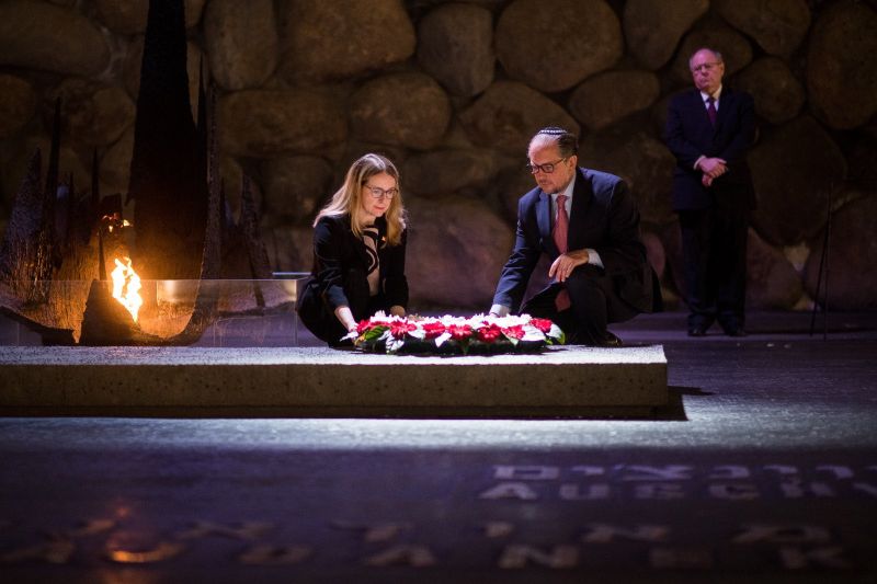 Im Zuge ihrer Dienstreise nach Israel besuchten Wirtschaftsministerin Margarete Schramböck und Außenminister Alexander Schallenberg die Holocaust-Gedenkstätte Yad Vashem. Screenshot: Twitter / Alexander Schallenberg Im Zuge ihrer Dienstreise nach Israel besuchten Wirtschaftsministerin Margarete Schramböck und Außenminister Alexander Schallenberg die Holocaust-Gedenkstätte Yad Vashem. Screenshot: Twitter / Alexander Schallenberg