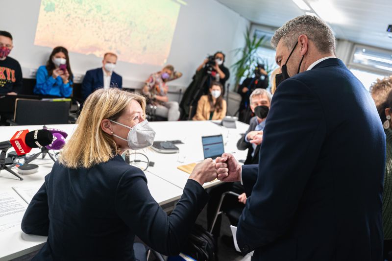 Bundeskanzler Karl Nehammer begrüßt die Strahlenschutzexpertin Verena Ehold. Foto: BKA