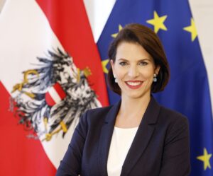 EuroEuropaministerin Karoline Edtstadler zeigt sich erfreut über die Einigung der EU zum Digital Market Act. Foto: BKA / Andy Wenzel / iStock richterfoto / iStock imaginima / Montage: Zur-Sachepaministerin Karoline Edtstadler zeigt sich erfreut über die Einigung der EU über den Digital Market Acts. Foto: BKA