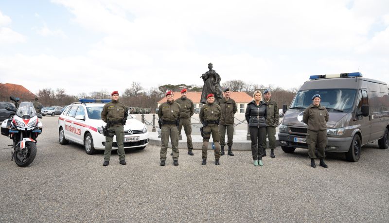 Verteidigungsministerin Klaudia Tanner besuchte Militärpolizistinnen in der Maria-Theresien-Kaserne in Wien. Foto: Österreichisches Bundesheer/Heinschink