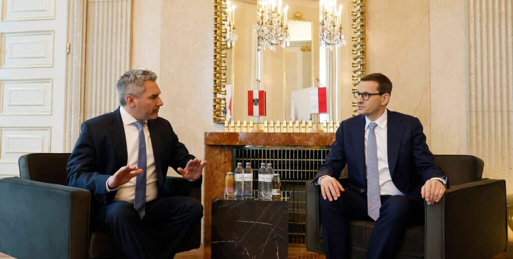 Sichert Polen Hilfe zu: Bundeskanzler Karl Nehammer mit dem polnischen Premierminister Mateusz Morawiecki. Foto: Dragan Tatic/BKA