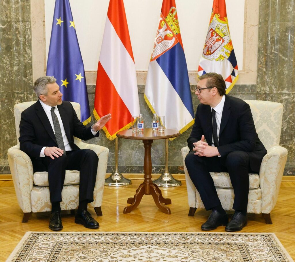 Am Westbalkan: Bundeskanzler Nehammer im Gespräch mit Serbiens Präsident Aleksandar Vucic. Foto: BKA/Dragan Tatic