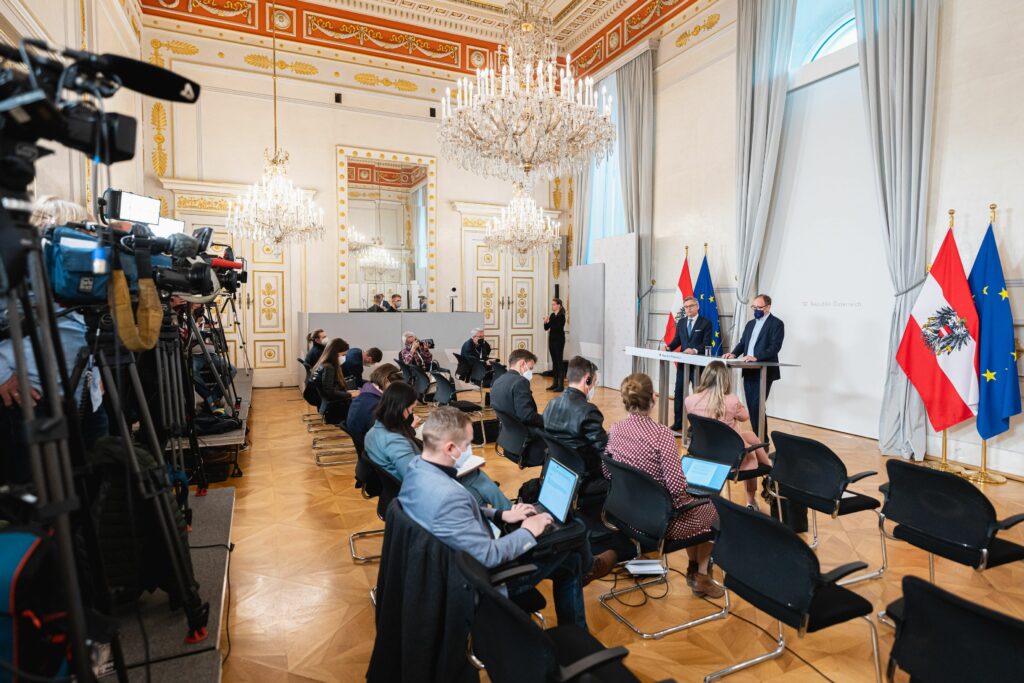 Im Pressefoyer nach dem Ministerrat wurden von Finanzminister Magnus Brunner die Eckpunkte der neuen Expertengruppe präsentiert. Foto: BKA / Florian Schrötter