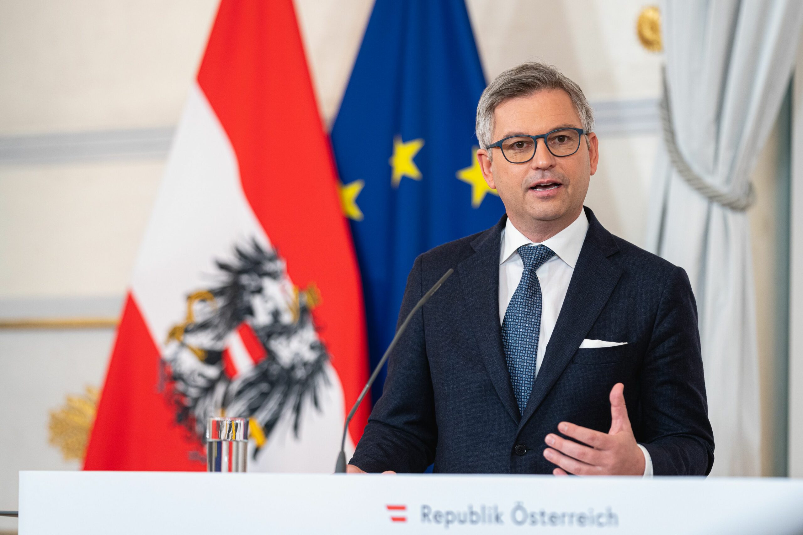 Finanzminister Magnus Brunner legte dem Parlament das Budget 2023 vor und erklärt in Podcasts, wie Steuern gesenkt und Teuerungen abgefedert werden. Foto: BKA / Florian Schrötter Finanzminister Magnus Brunner legte dem Parlament das Budget 2023 vor und erklärt in Podcasts, wie Steuern gesenkt und Teuerungen abgefedert werden. Das Budget gibt Sicherheit in unsicheren Zeiten.Foto: BKA / Florian Schrötter