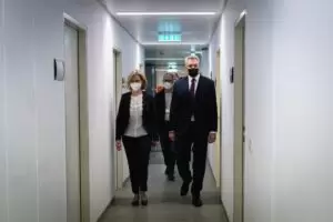 Bundeskanzler Karl Nehammer und Energieministerin Leonore Gewessler besuchen die Strahlenschutzabteilung des Klimaschutzministeriums. Foto: BKA