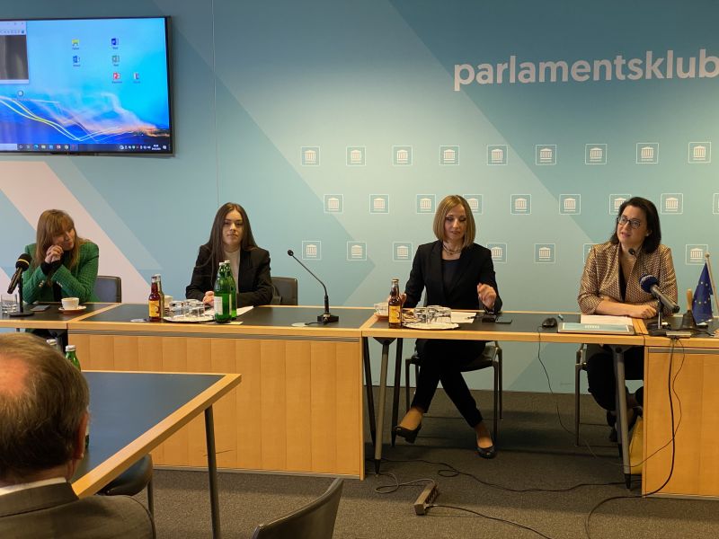 Bewegende Stimmen der Vertreibung aus der Ukraine 1 Die drei Frauen Alla, Diana-Maria und Olha sprechen über ihre Flucht aus der Ukraine. Rechts im Bild VP-Abgeordnete Gudrun Kugler. Foto: Zur-Sache / Michael Tögel