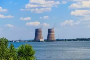 Die Kühltürme des Kernkraftwerks Saporischschja in Enerhodar, Ukraine. Foto: iStock OlyaSolodenko