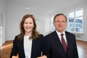 Die Maklerprovision für Mieter fällt. Staatsekretärin Claudia Plakolm und ÖVP-Wohnbausprecher Johann Singer. Foto: BKA / Florian Schrötter / Parlamentsdirektion / PHOTO SIMONIS / iStock hanohiki