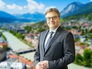 Tirol nimmt über 300 Waisenkinder aus der Ukraine auf. LH Günther Platter. Foto: Fotos: Land Tirol/ Berger; iStock.com/ saiko3p