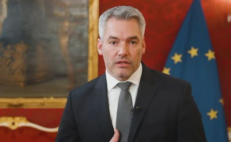 Bundeskanzler Karl Nehammer macht in einer gemeinsamen Video-Botschaft mit Bundespräsident Alexander van der Bellen der ukrainischen Bevölkerung Hoffnung. Screenshot: Video-Botschaft an das ukrainische Volk von Bundespräsident Alexander van der Bellen und Bundeskanzler Karl Nehammer