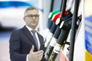 "Wir wollen möglichst zielgerichtet die Menschen unterstützen, das besprechen wir aktuell mit Experten sowie auf internationaler Ebene", so Finanzminister Magnus Brunner. Foto: BMF/Wenzel / iStock RapidEye