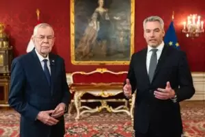 Bundespräsident Alexander van der Bellen und Bundeskanzler Karl Nehammer richten sich in einer Video-Botschaft an das ukrainische Volk. Foto: BKA / Florian Schrötter