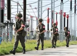 Milizsoldaten trainieren den Schutz von wichtigen Einrichtungen. Foto: Christian Johannes