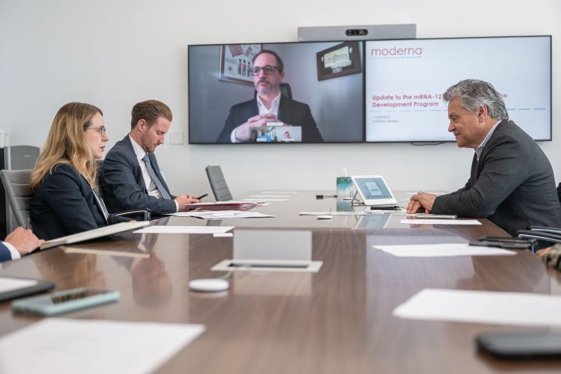 Schramböck will Hürden im internationalen Handel abbauen 1 Wirtschaftsministerin Margarete Schramböck besuchte den Pharmakonzern Moderna Inc. Foto: Holey