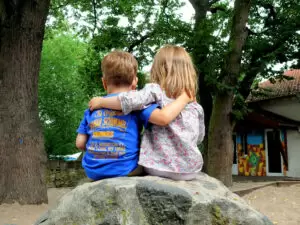 Kinder haben ein Recht, zu erfahren, wer ihre leiblichen Eltern sind, und das Recht, von ihnen betreut zu werden, sagen die ÖVP-Abgeordneten Gudrun Kugler (Sprecherin für Menschenrechte) und Elisabeth Pfurtscheller (Frauensprecherin): Foto: S.v.Gehren / pixelio