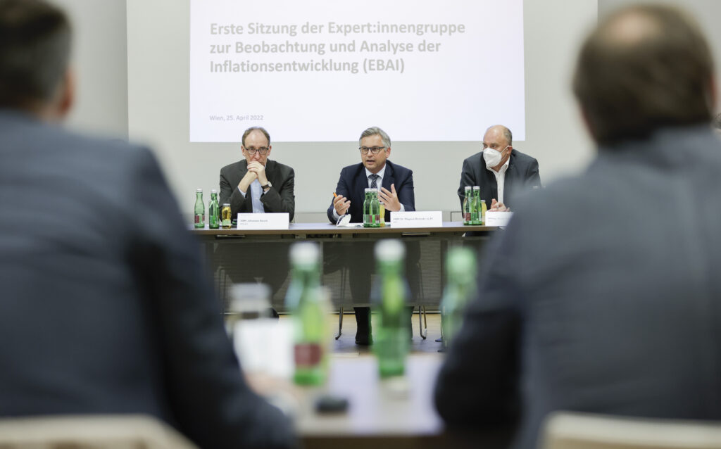 Finanzminister Magnus Brunner (m.) eröffnet die erste Beratung jener Expertengruppe, die die Inflation beobachten und Gegenmaßnahmen analysieren soll. Foto: BMF