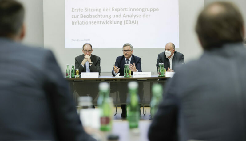Finanzminister Magnus Brunner (m.) eröffnet die erste Beratung jener Expertengruppe, die die Inflation beobachten und Gegenmaßnahmen analysieren soll. Foto: BMF