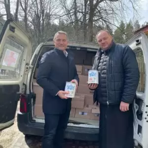 Brachte die Lieferung mit Babynahrung persönlich in die Ukraine. ÖVP-Familiensprecher Abg. Norbert Sieber (l.) mit Pater Andrzej (r.). Foto: Norbert Sieber