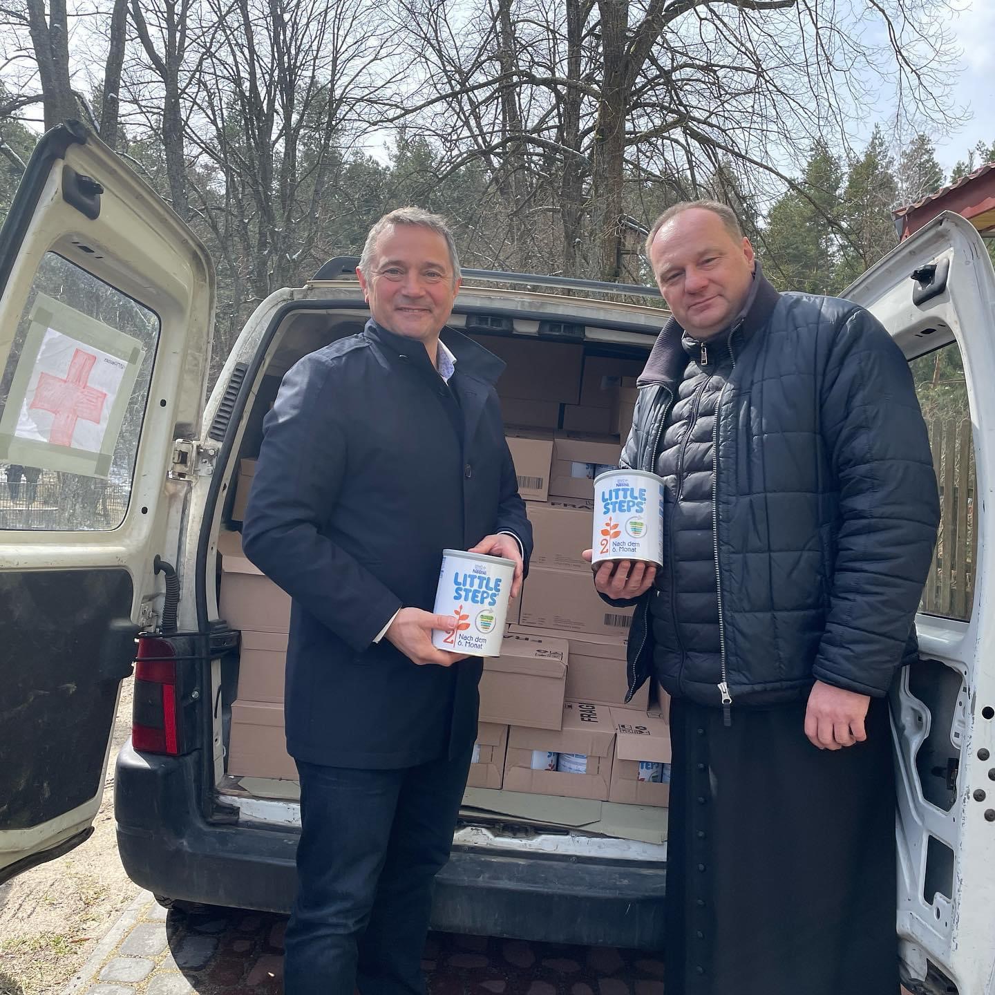 Brachte die Lieferung mit Babynahrung persönlich in die Ukraine. ÖVP-Familiensprecher Abg. Norbert Sieber (l.) mit Pater Andrzej (r.). Foto: Norbert Sieber Brachte die Lieferung mit Babynahrung persönlich in die Ukraine. ÖVP-Familiensprecher Abg. Norbert Sieber (l.) mit Pater Andrzej (r.). Foto: Norbert Sieber
