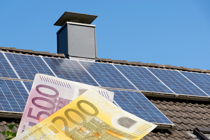 Förderoffensive der Regierung: Wer sich eine Photovoltaikanlage aufs Dach baut, kann mit 30 Prozent Fördermittel rechnen. Foto: istock / Stadtratte