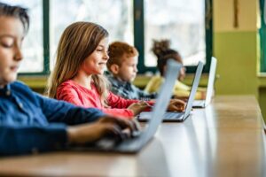 Im kommenden Herbst wird in Österreich ein neues Schulfach eingeführt: „Digitale Grundbildung“. Foto: iStock / skynesher