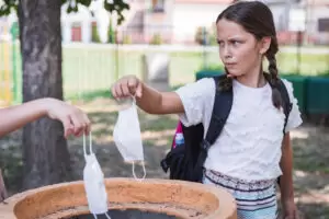 Die Maske fällt an den Schulen und bringt mehr Normalität in den täglichen Schulbetrieb. Foto: istock / Dobrila Vignjevic