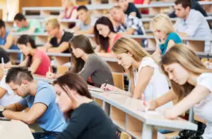 Die Teuerung bereitet auch Studenten Probleme. Nun wird die Studienförderung spürbar erhöht und valorisiert. Foto: istock / skynesher