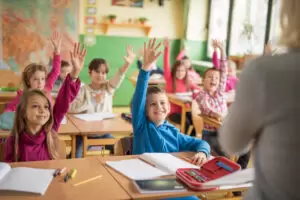 An den Schulen soll nach Ostern so weit wie möglich wieder ein normaler Unterrichtsbetrieb stattfinden. Sicher zur Freude der Kinder. Foto: istock / BraunS