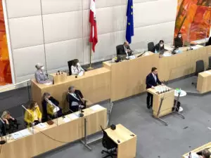 Klubobmann und VP-Abgeordneter August Wöginger rügt die SPÖ in Wien, sie würde belasten während der Bund die Menschen entlaste. Foto: Zur-Sache / Michael Tögel