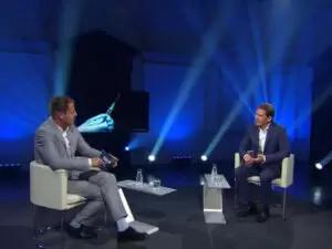 Eine Bilanz der Ära von Kanzler Sebastian Kurz (r.): Michael Fleischhacker (l.) moderiert die Panels zur Präsentation des Jahrbuchs für Politik am Freitag, 22. April ab 10.30 Uhr in der Urania in Wien. Screenshot: Servus-TV