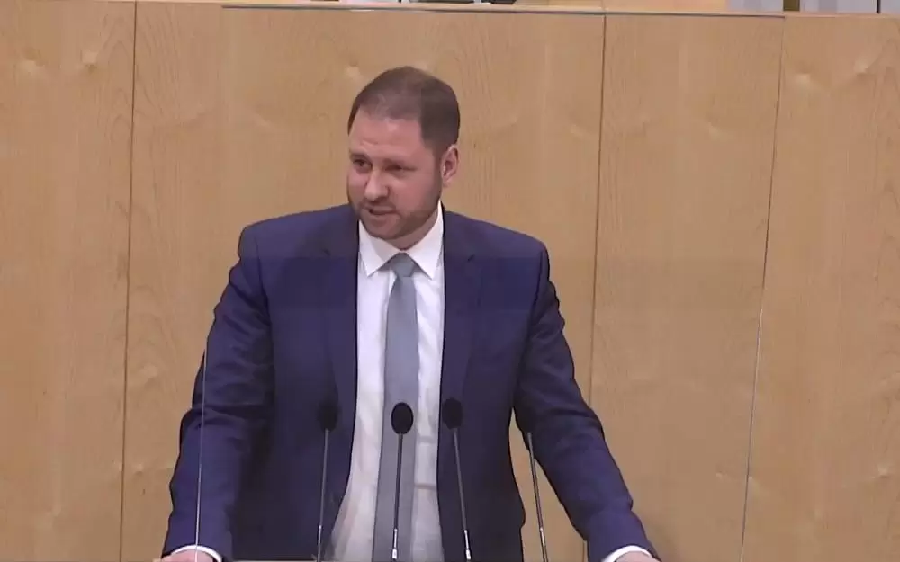 Christian Sagartz (MEP) sagte In der Aktuellen Europastunde, dass der Ausstieg aus Öl und Gas nur gemeinsam gelingen könne. Screenshot: Livestram Parlament