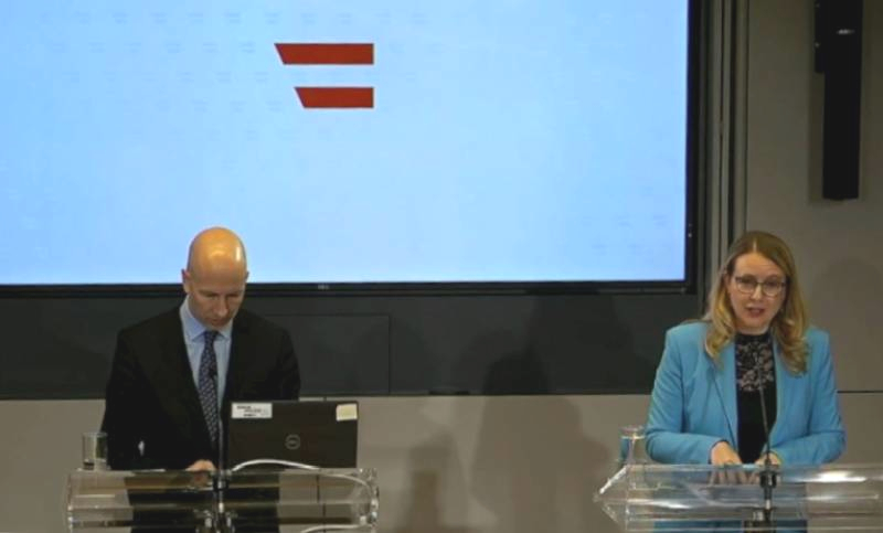 Arbeitsminister Martin Kocher und Wirtschaftsministerin Margarete Schramböck präsentierten am Donnerstag die Reform der Rot-Weiß-Rot-Karte. Screenshot: Livestream BMDW