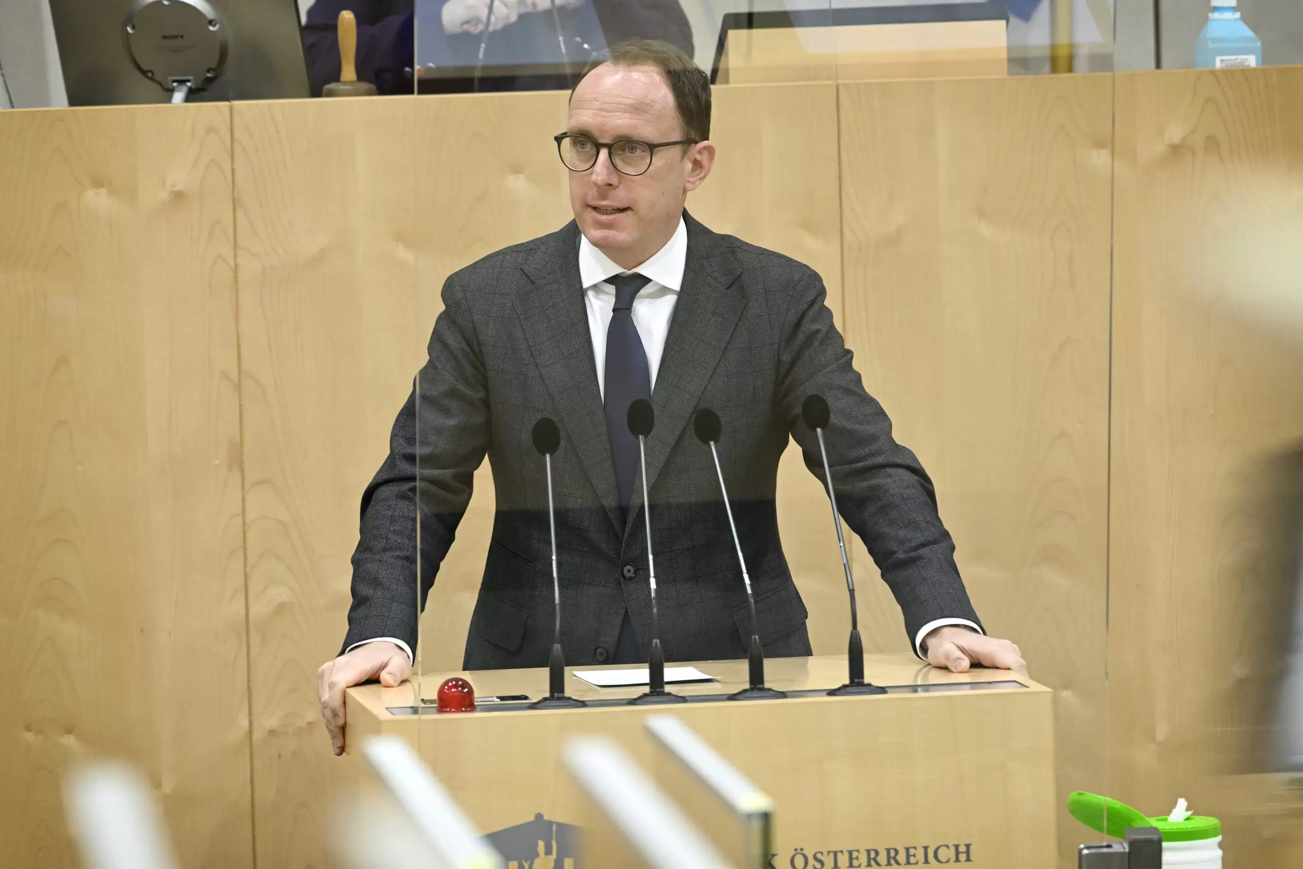 Nationalratsabgeordneter Andreas Ottenschläger bei einer Rede im Parlament. Foto: Parlamentsdirektion / Johannes Zinner