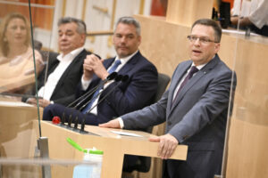 "Diese Regierung wird auch die Zweite Halbzeit gut zu Ende spielen." ÖVP-Klubobmann August Wöginger lobt die türkis-grüne Zusammenarbeit. Foto: Parlamentsdirektion / Johannes Zinner
