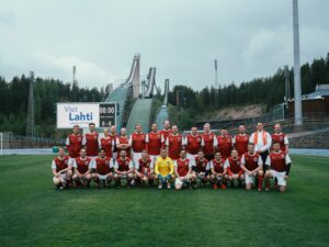 Geeint in rot-weiß-rot. Der FC Nationalrat vor beeindruckender Sportkulisse im finnischen Lahti. Foto: FC Nationalrat