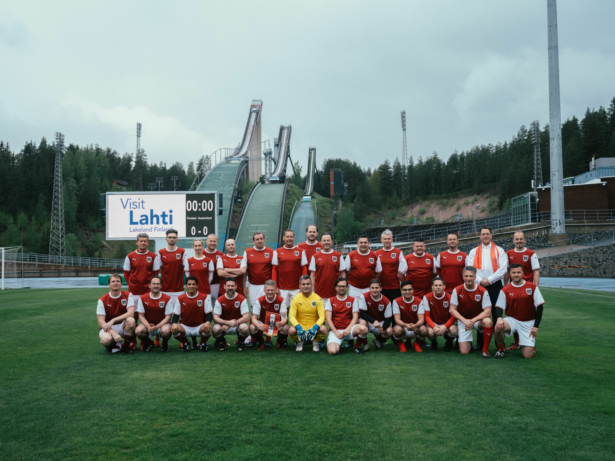 Geeint in rot-weiß-rot. Der FC Nationalrat vor beeindruckender Sportkulisse im finnischen Lahti. Foto: FC Nationalrat Geeint in rot-weiß-rot. Der FC Nationalrat vor beeindruckender Sportkulisse im finnischen Lahti. Foto: FC Nationalrat
