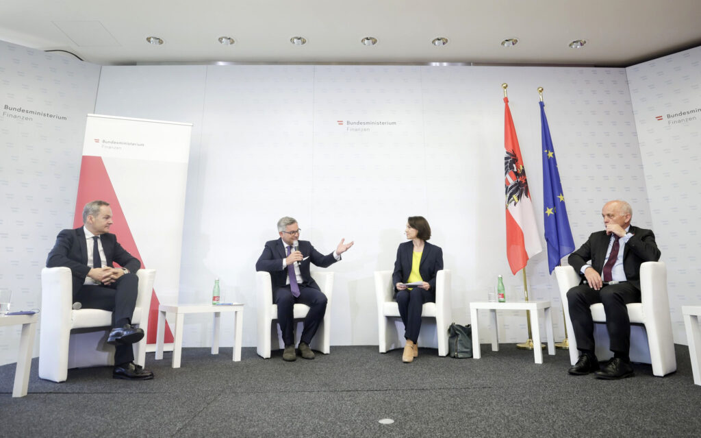 Debatte der Finanzminister Brunner und Maurer unter dem Titel: „Teures Leben, billige Antworten. Was kann und soll die Politik tun, um die Auswirkungen der hohen Inflation in den Griff zu bekommen?“ Foto: Bka/Andy Wenzel Debatte der Finanzminister Brunner und Maurer unter dem Titel: „Teures Leben, billige Antworten. Was kann und soll die Politik tun, um die Auswirkungen der hohen Inflation in den Griff zu bekommen?“ Foto: Bka/Andy Wenzel