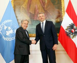Österreich werde sich weiterhin in der UNO und ihren Friedensmissionen engagieren: UNO-Generalsekretär Antonio Guterres bei einem offiziellen Besuch im Mai in Wien mit Bundeskanzler Karl Nehammer. Foto: Bka / Dragan Tatic