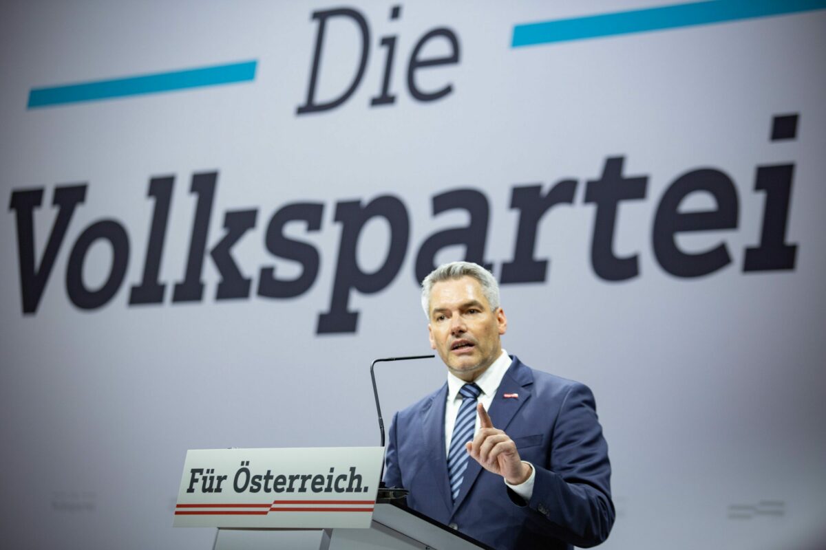 Halbzeit für Österreichs Bundesregierung. Sicherheit bildet für ÖVP-Chef und Kanzler Karl Nehammer eine der drei Leitlinien. Foto: Jakob Glaser