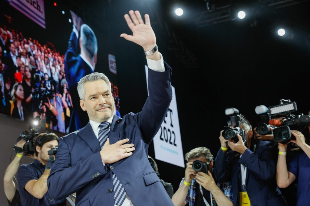 Einstimmiges Votum nach einstündiger Rede: Karl Nehammer wurde am 14. Mai beim 40. ao. Bundesparteitag der ÖVP in Graz mit 100 % der Delegiertenstimmen zum Bundesparteiobmann gewählt. Foto: Jakob Glaser