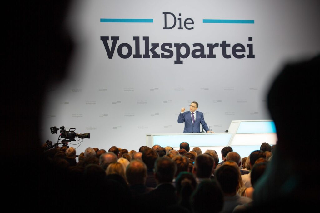 Die Entlastung kommt an: ÖVP-Klubobmann August Wöginger präsentierte eine kompakte Bilanz der ersten Hälfte der Legislaturperiode. Foto: Jakob Glaser